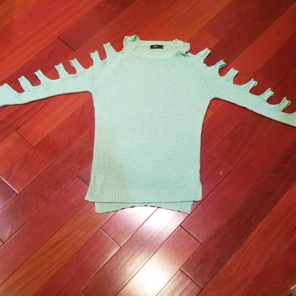 Cold Shoulder lightweight sweater - Picture 1 of 5